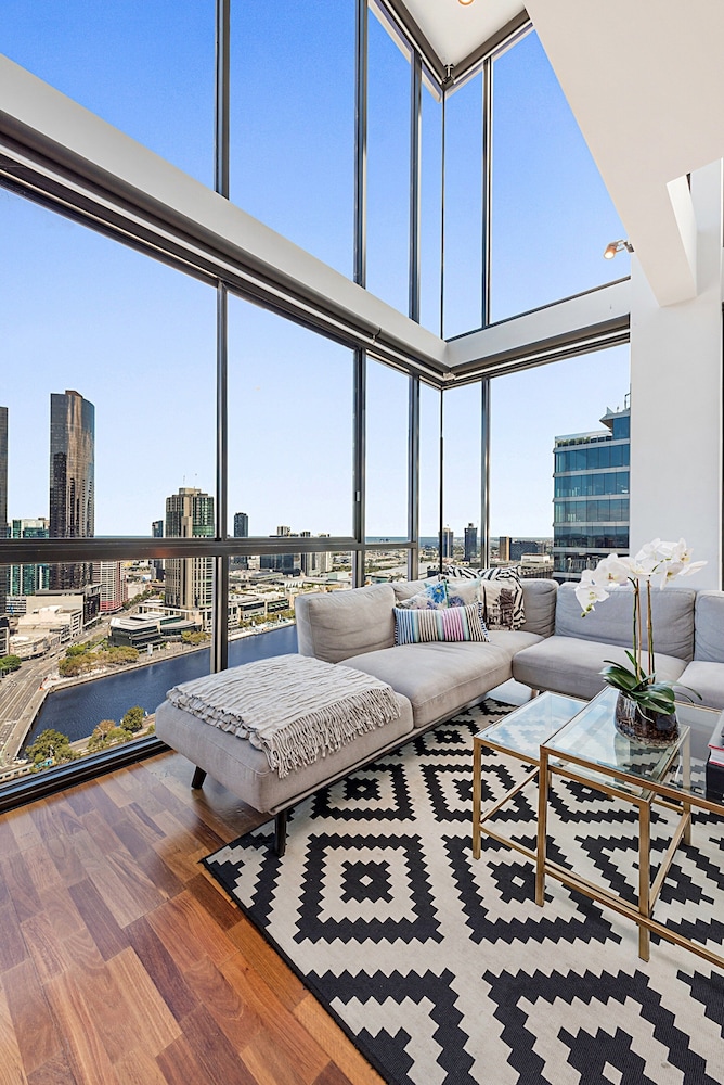 Incredible City Views in Convenient CBD Apartment