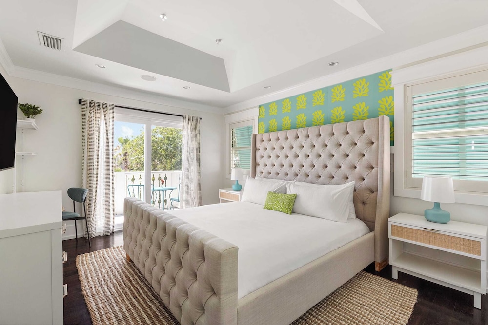 Luxe Villa Near Beach, Pool + Hottub, Chef's Kitchen Woodward Way by Avantstay