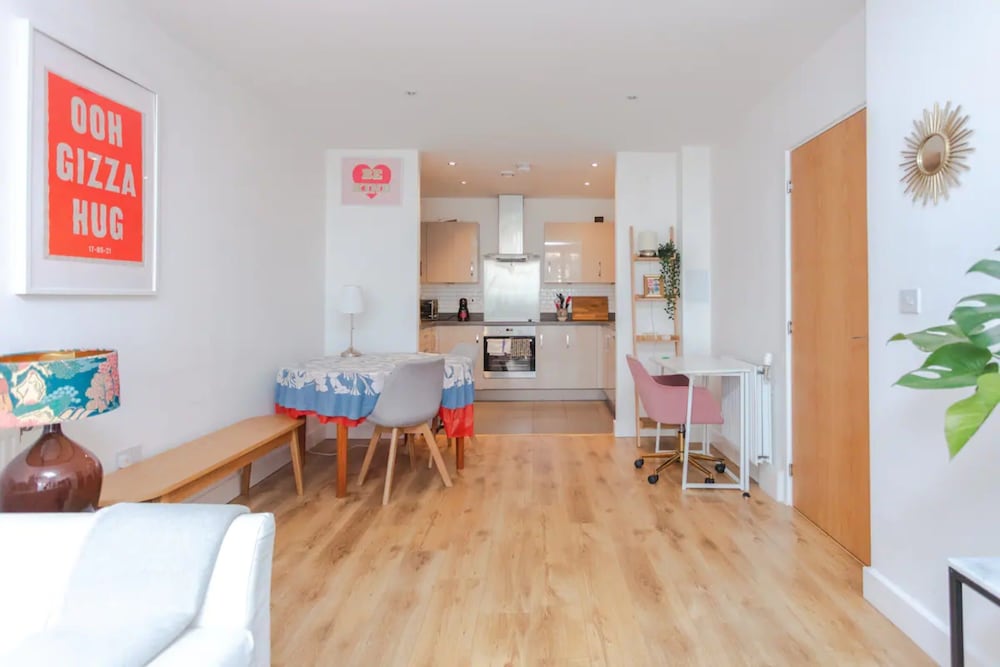 Fantastic 1 Bedroom Apartment in East London With Balcony