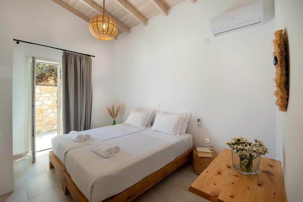 Terra Villa in Apergatika view 3