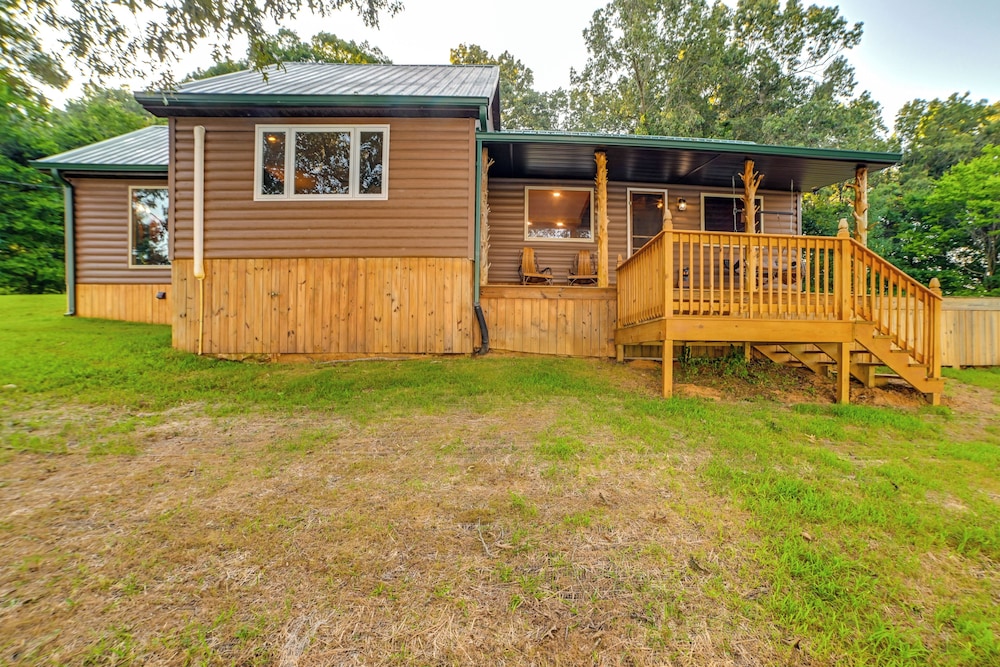 Private Lake & Dock: Log Cabin, 2 Mi to Clay!