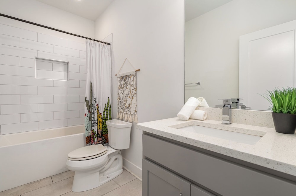 Jade - Private Patio and Balcony - Near Germantown
