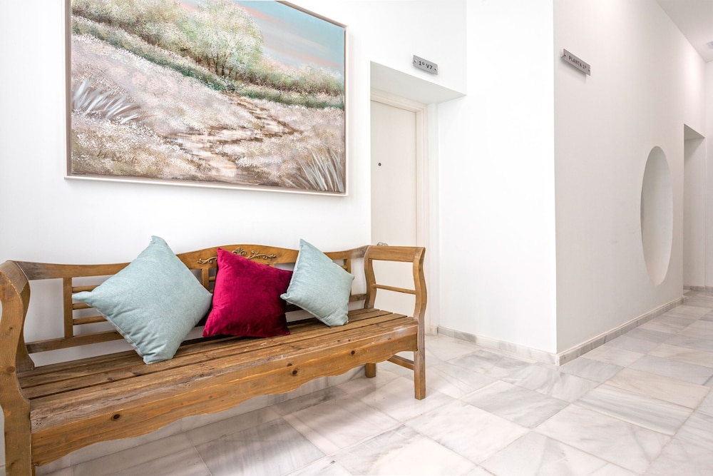 Beautiful 1 BD Apartment in the City Center Recaredo I
