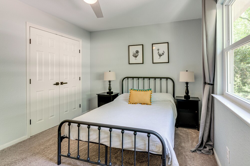 6 Mi to Northshore Park: Family Home w/ Pool!