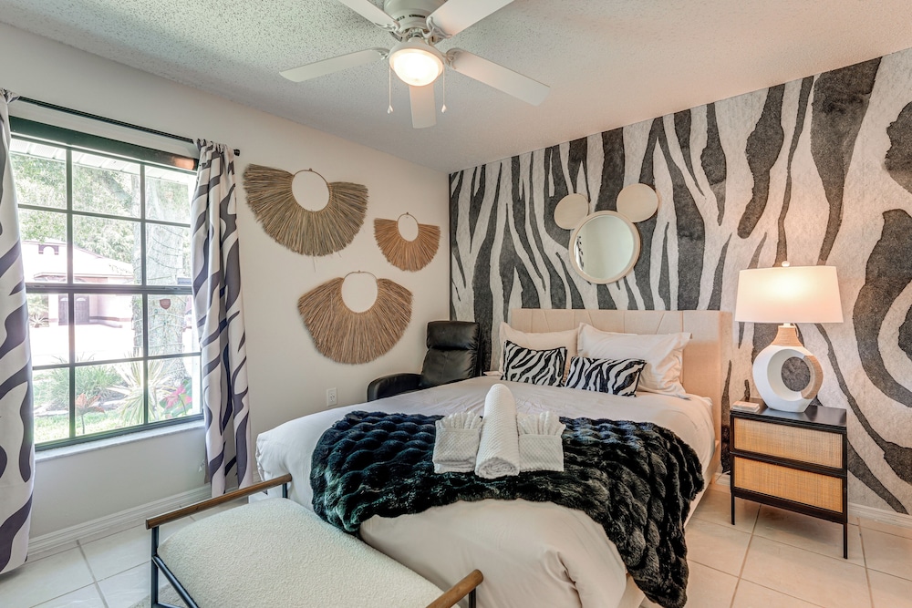 Hot Tub & Movie Theater: Family Oasis in Kissimmee