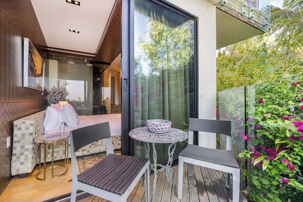 Villa Kaleida - Sleek Modern Sunset Villa With Eclectic Style & Infinity Pool