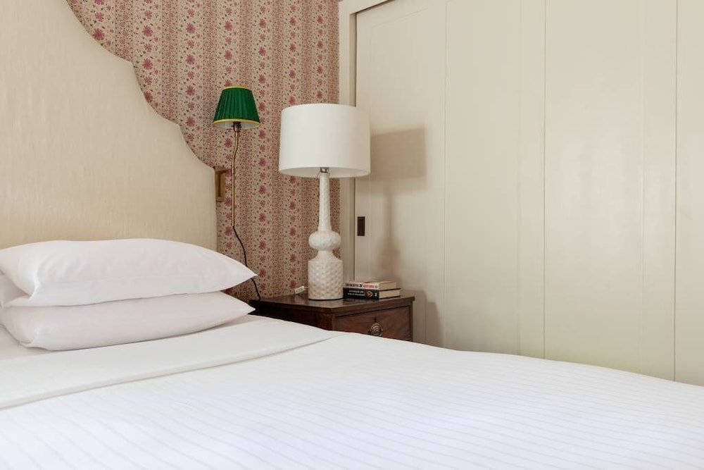 Porchester Square VI by Onefinestay
