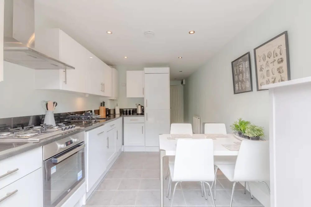 Stylish 1 Bedroom Apartment in Nine Elms With Garden