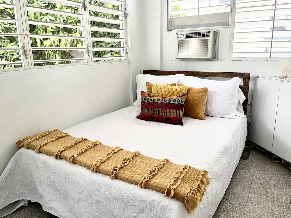 3BR 2BA Balconies Hip Lo za Beach Caf s