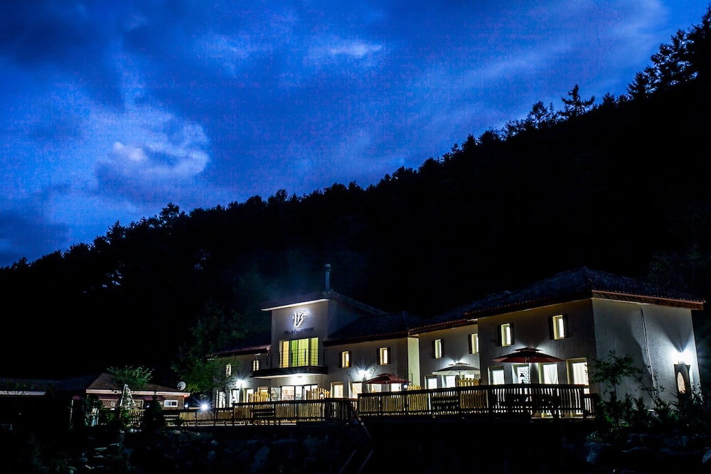 Hill & Falls House