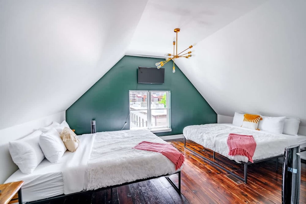 Short North Convention King Bed Parking Free