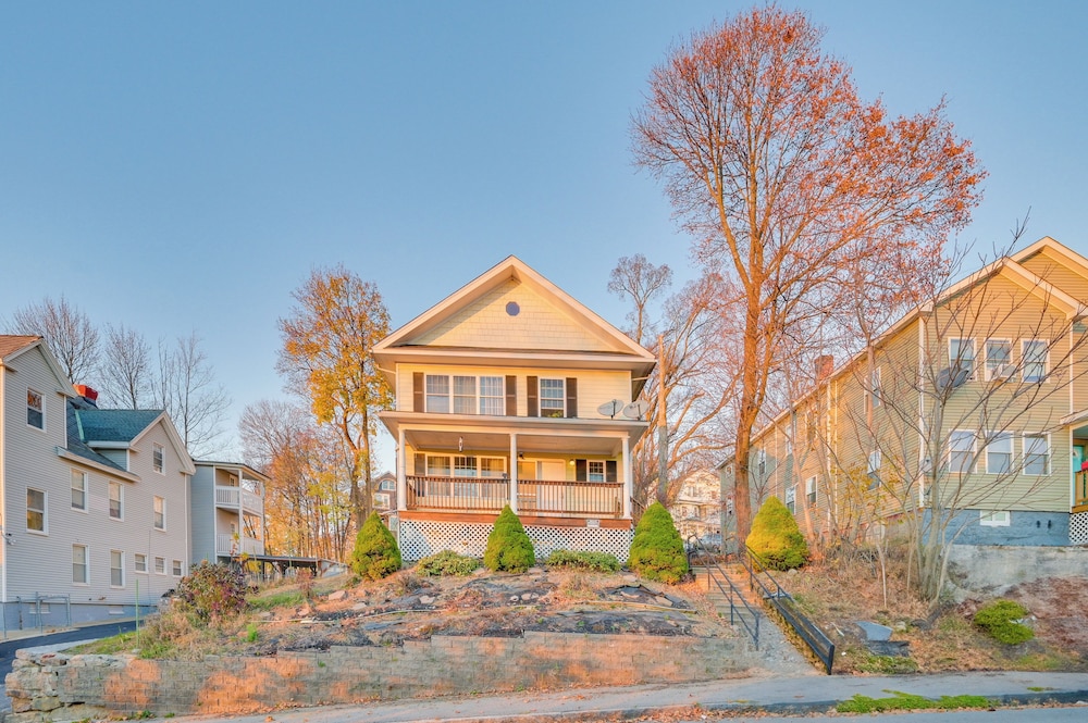 1 Mi to Downtown & Palladium: Worcester Getaway!