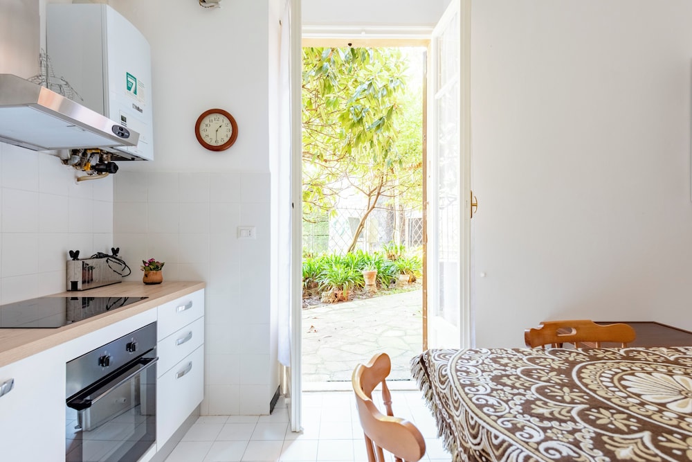 Spacious 2-bedroom flat near the beach