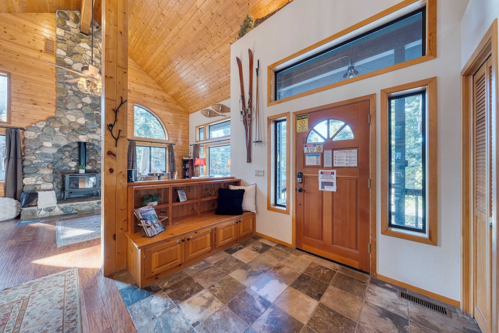 Cozy Escape w/ Hot Tub + Deck & Access to Tahoe Donner & Skiing Alpenglow Chalet by Avantstay