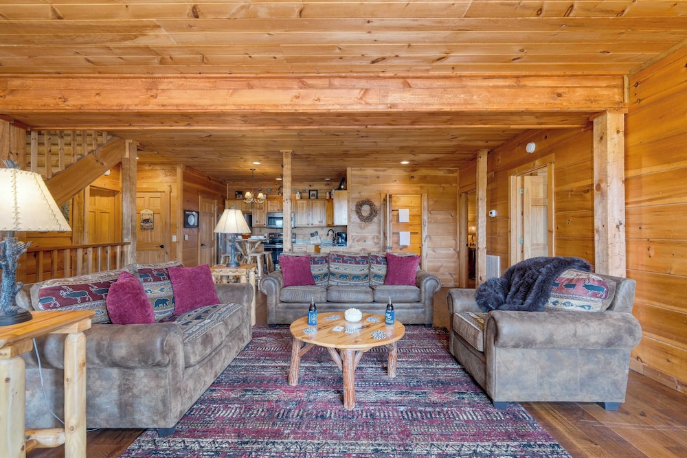 Big Bear Lodge by Avantstay Smoky Mountain Views, Hot Tub, Theater & Game Room