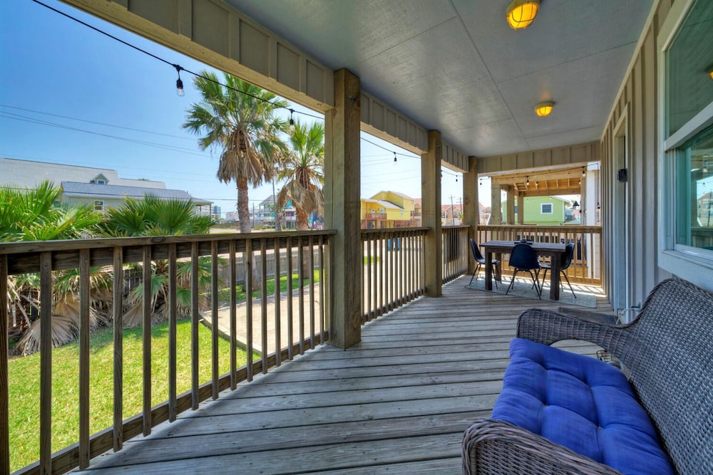 Dual Port A Cottages 2 Complete Homes Walk to the Beach Patio Fully-equipped Kitchens