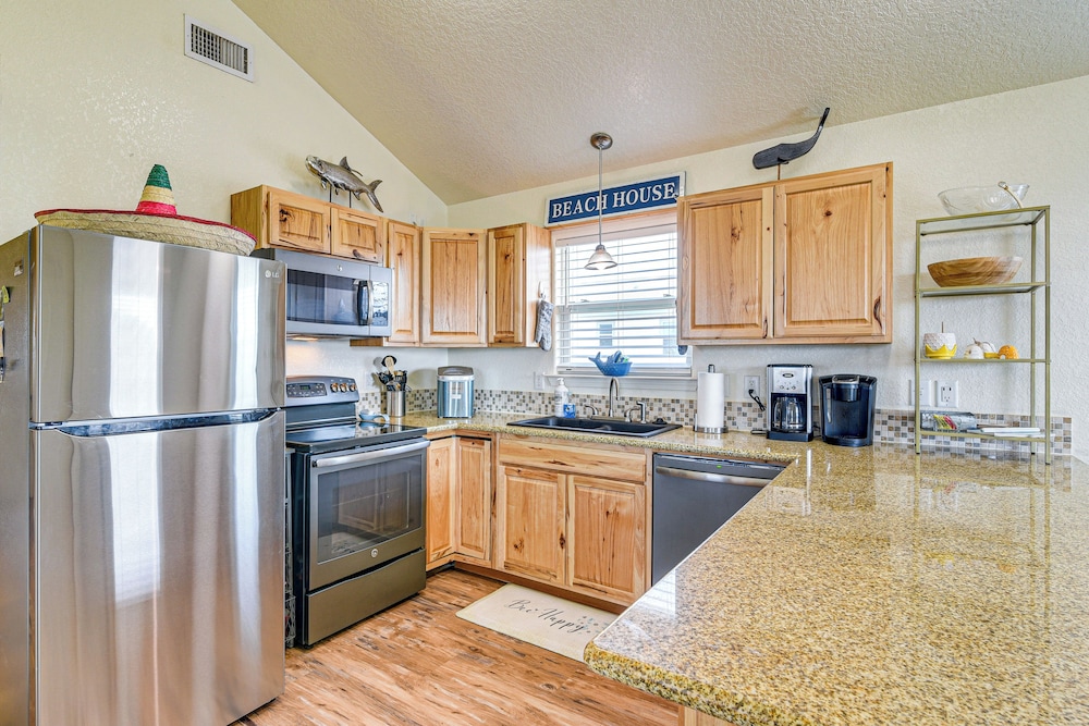 Walk to Gulf: Surfside Beach Home w/ Deck