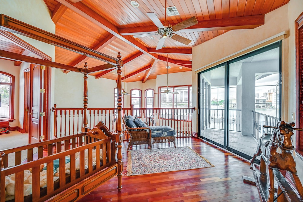 Waterfront Stunner: Effortless Elegance in Naples!