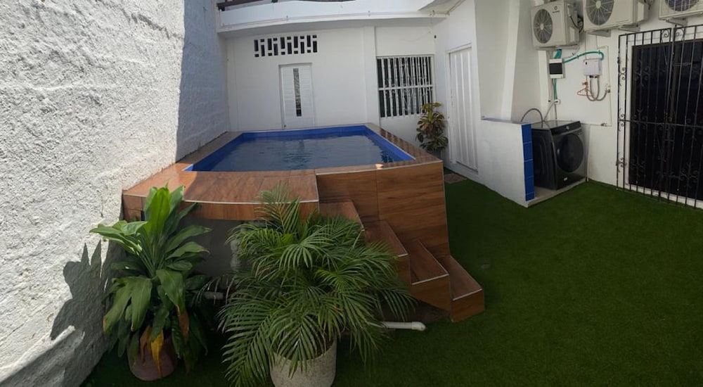 Stylish House With Beautiful Galleries In Gethsemane With Jacuzzi