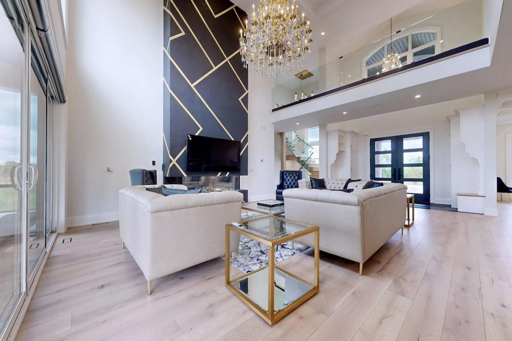 Lucky Mansion Luxury Villa in Fort Erie