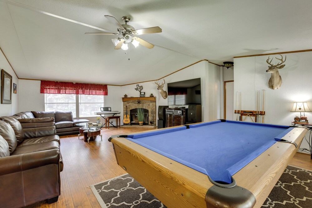 Play Games, Bike & Unwind: Cleveland Family Home!