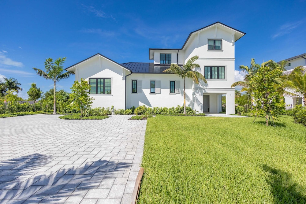 Brand New Catchlight House With Private Pool view 2