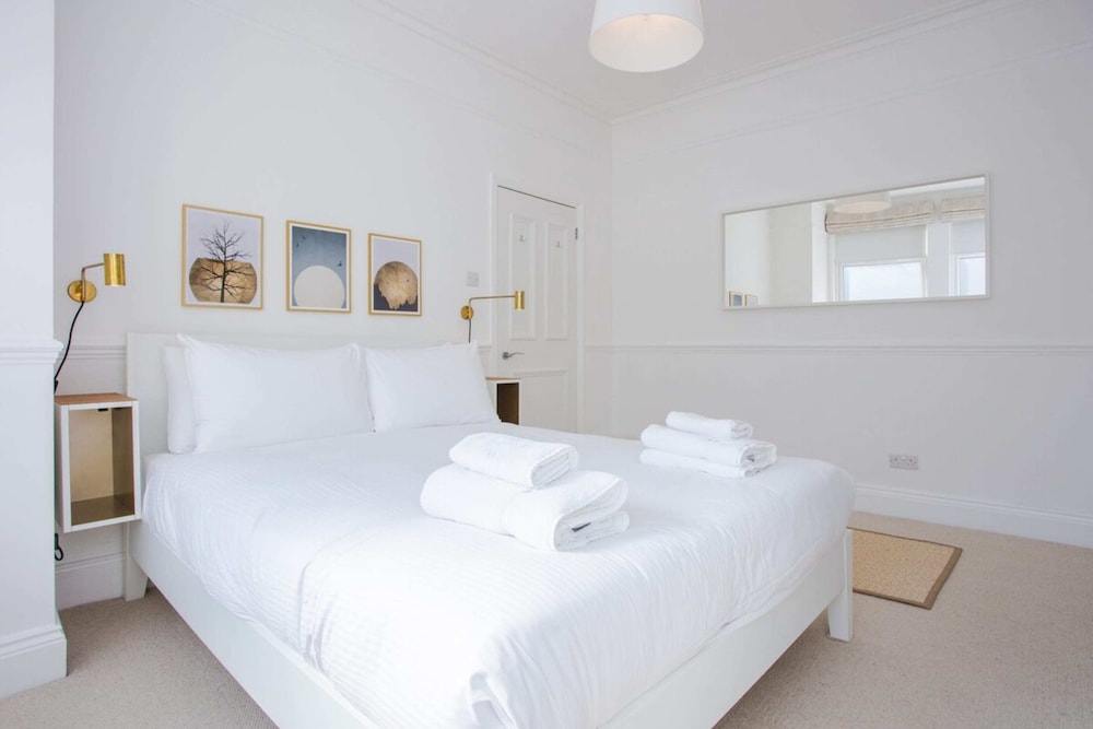 Stylish & Modern 3 Bed Flat in NW London With Garden