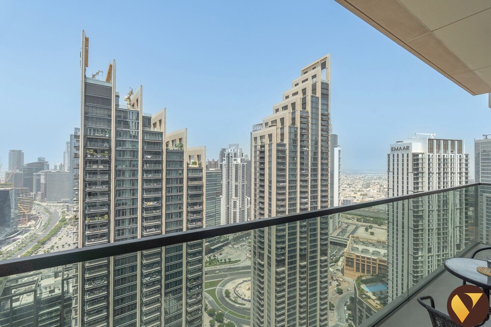 Luxury 2BR in ACT 1 Near Dubai Mall
