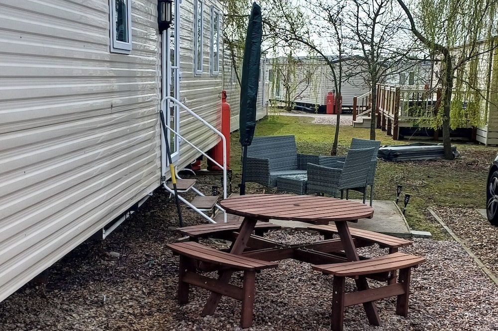 Luxury Family Lodge, Decking, Parking, Tattershall