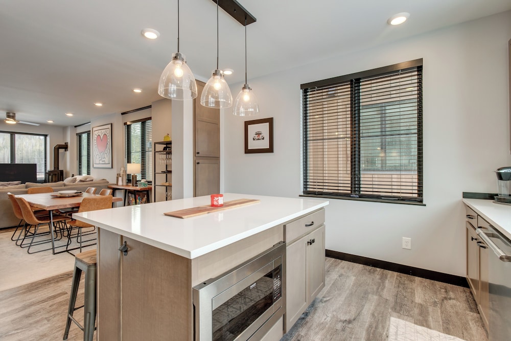 Rooftop Hot Tub + Views: Townhome in Winter Park