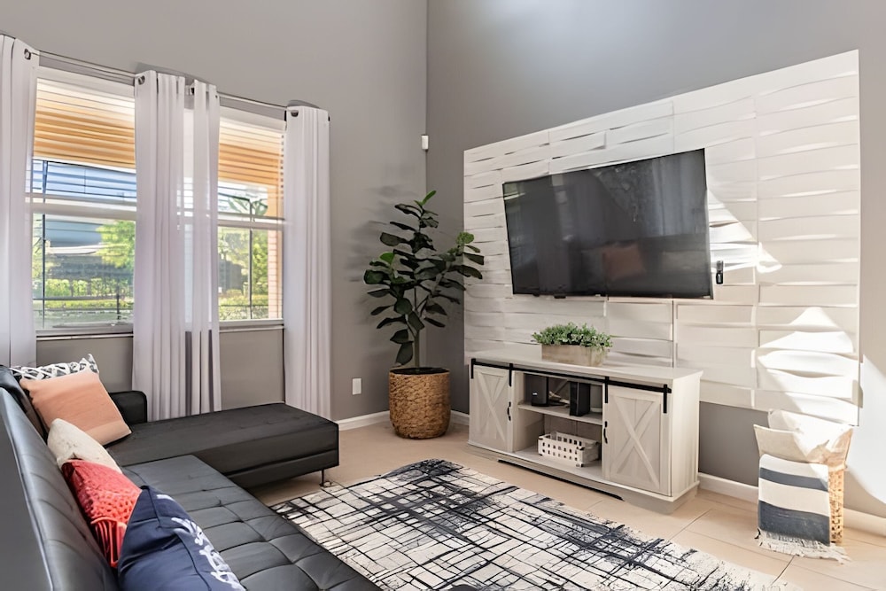 Solterra 6br, 4 Ensuites, Pool & Game Room
