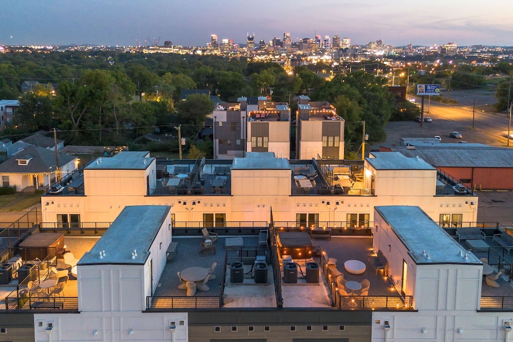 Rooftop Fire Pit Skyline Views Near Broadway
