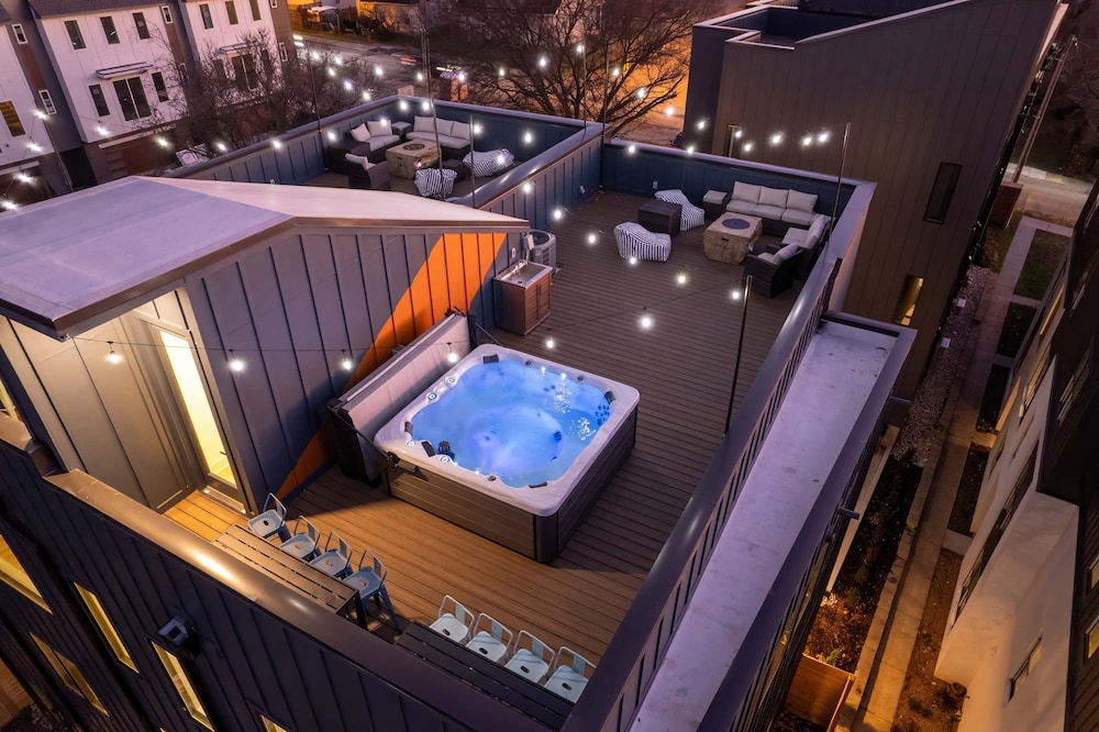 Twin Homes Hot Tub Rooftop Game Zone at Nashville