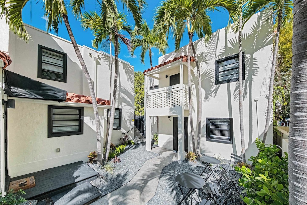 Retro Miami Getaway With Free Parking 1 Minute From Beach
