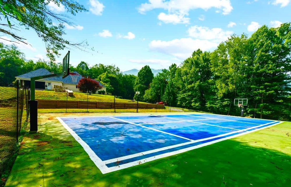 Luxe Gated Mansion - Basketball Court Movie Theater Acreage