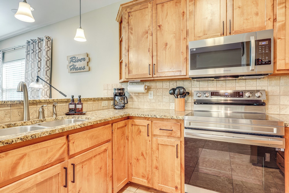 'rio Vista' Condo: Direct Guadalupe River Access!