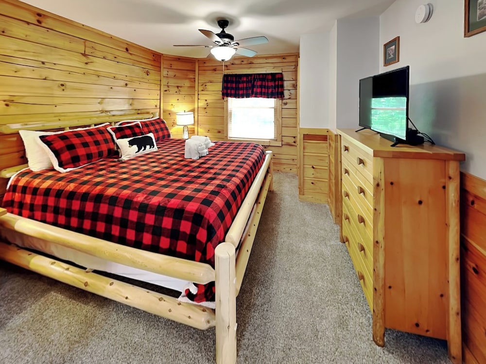 Hugs 'N Kisses by Jackson Mountain Rentals
