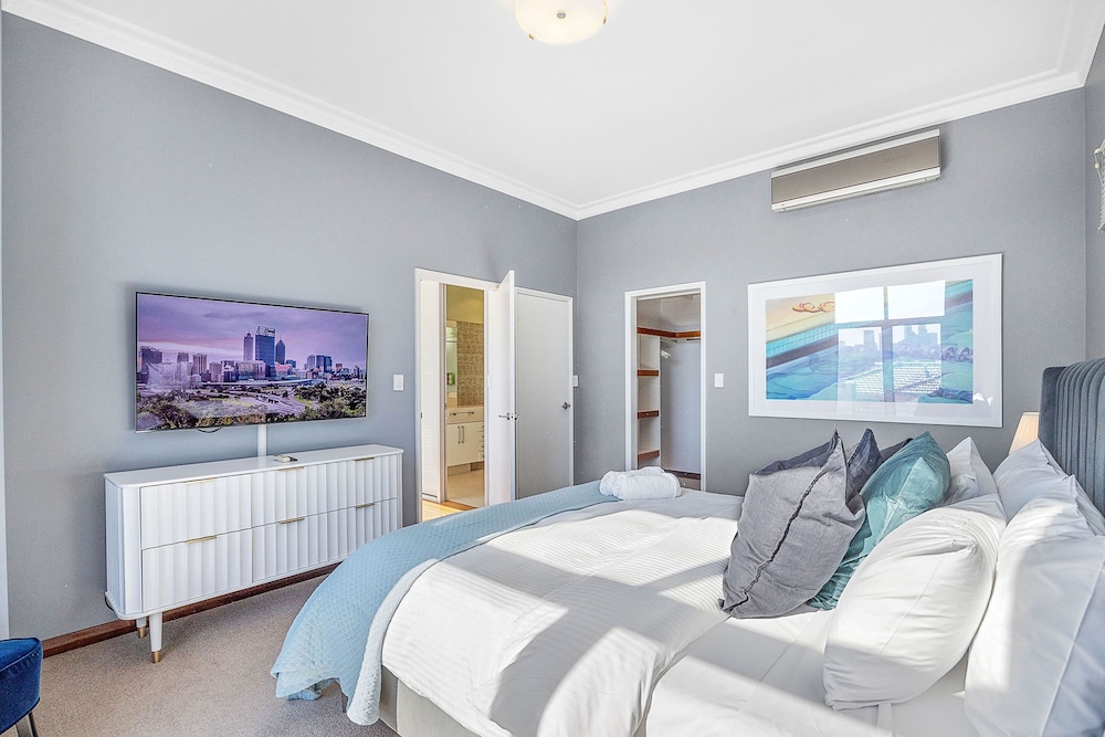 Designer Luxury 3brd - Epic Views - South Perth