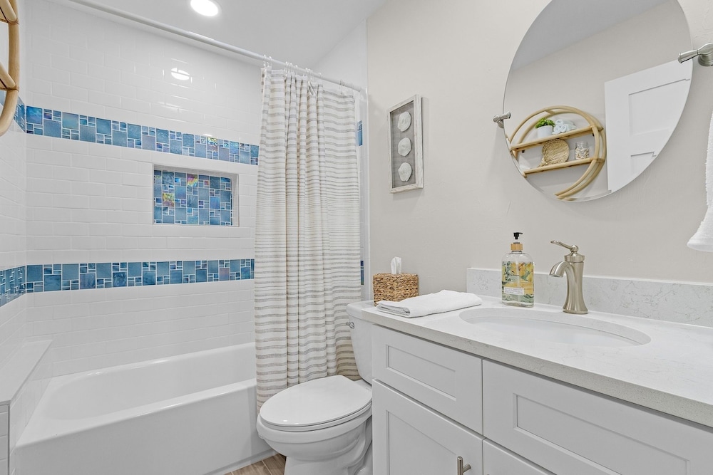 265 Beautiful Canal Front Pool Home 3 Bedroom Home