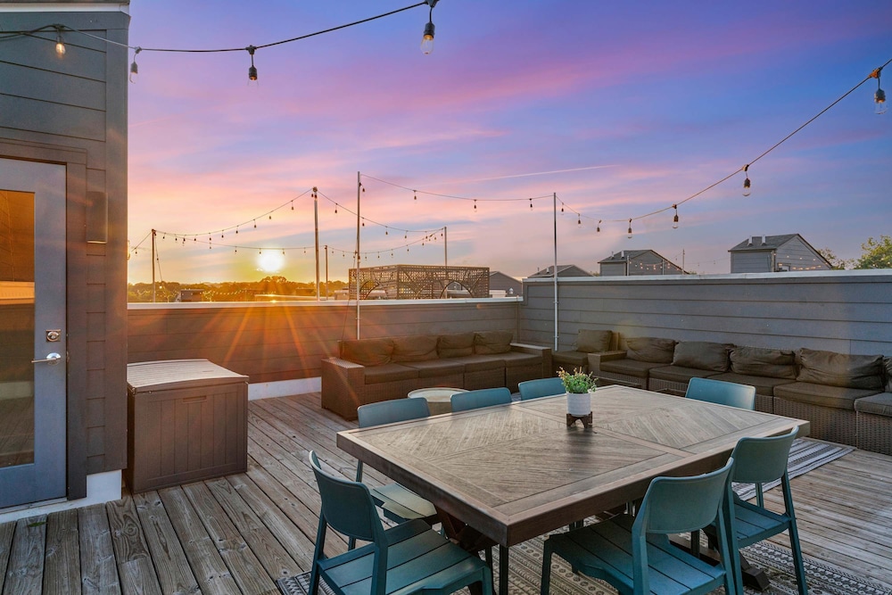 Rooftop Deck 2 Car Garage Near Downtown Nashville