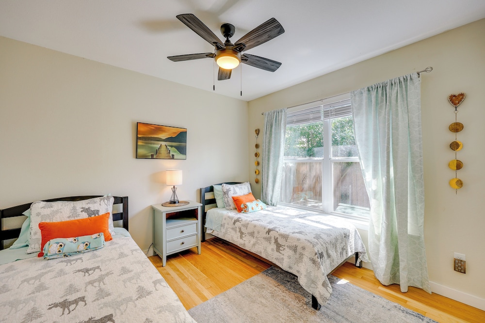 San Antonio Home, 2 Mi to Airport - Pets Welcome!