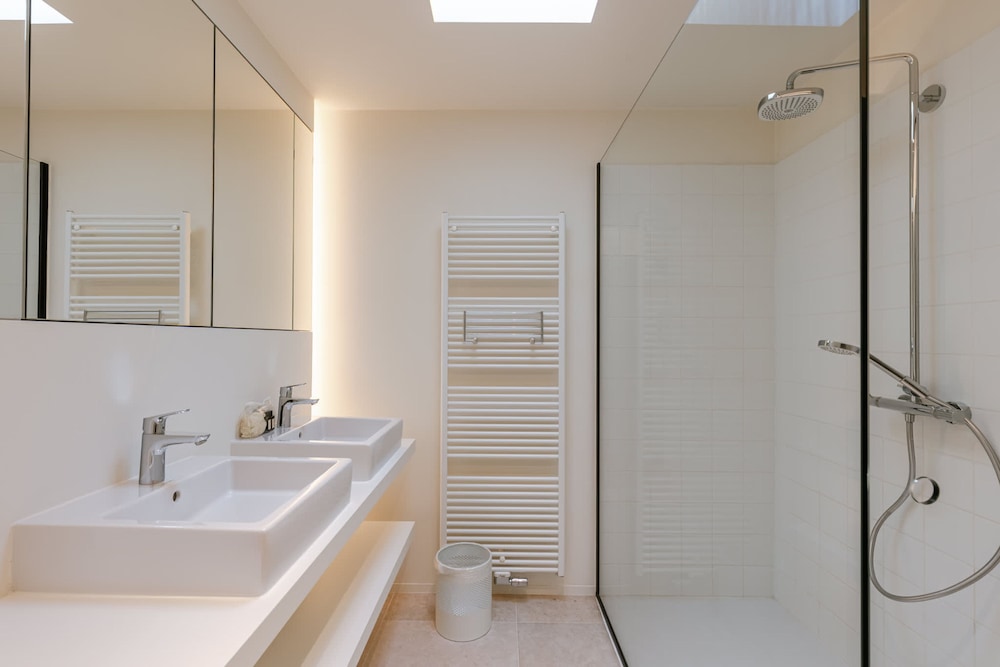 Charming Chic Stay With Garden Views Parking