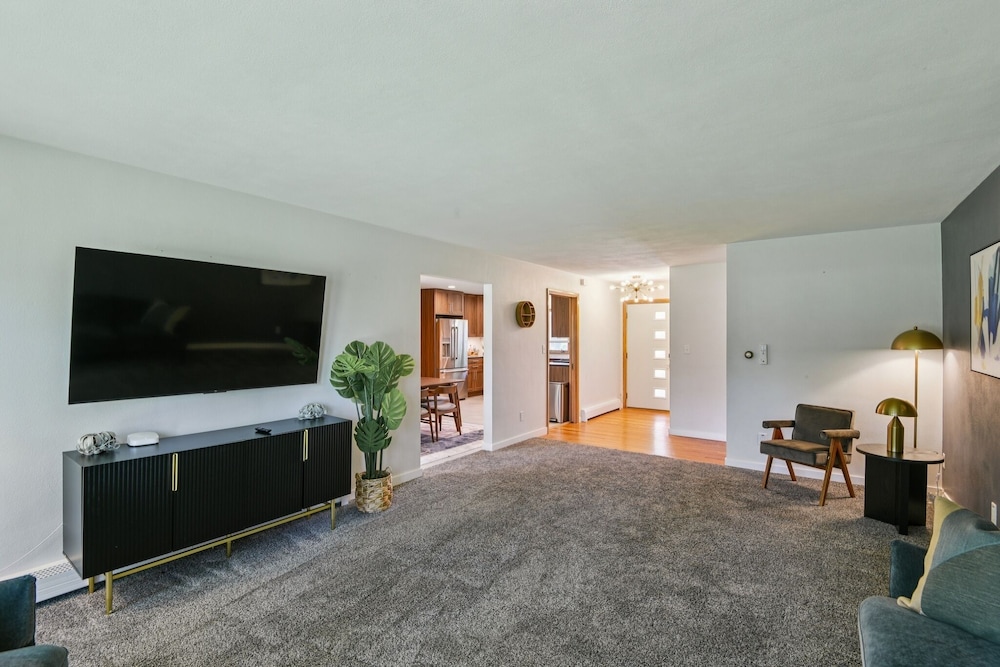 Iowa City 4br Backyard Walk To Stadium 4 Bedroom Home