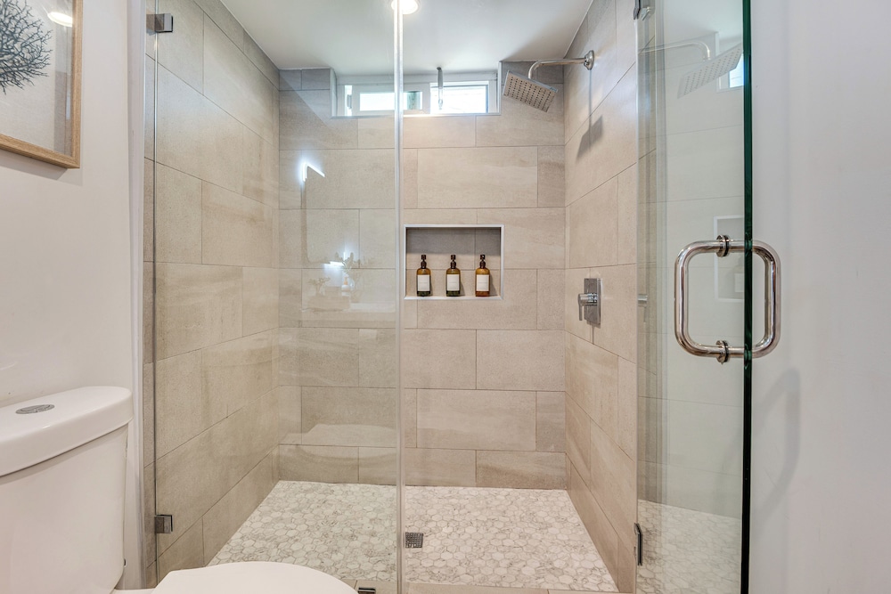 4 Mi to Sofi Stadium, Fenced Yard: Modern Retreat!