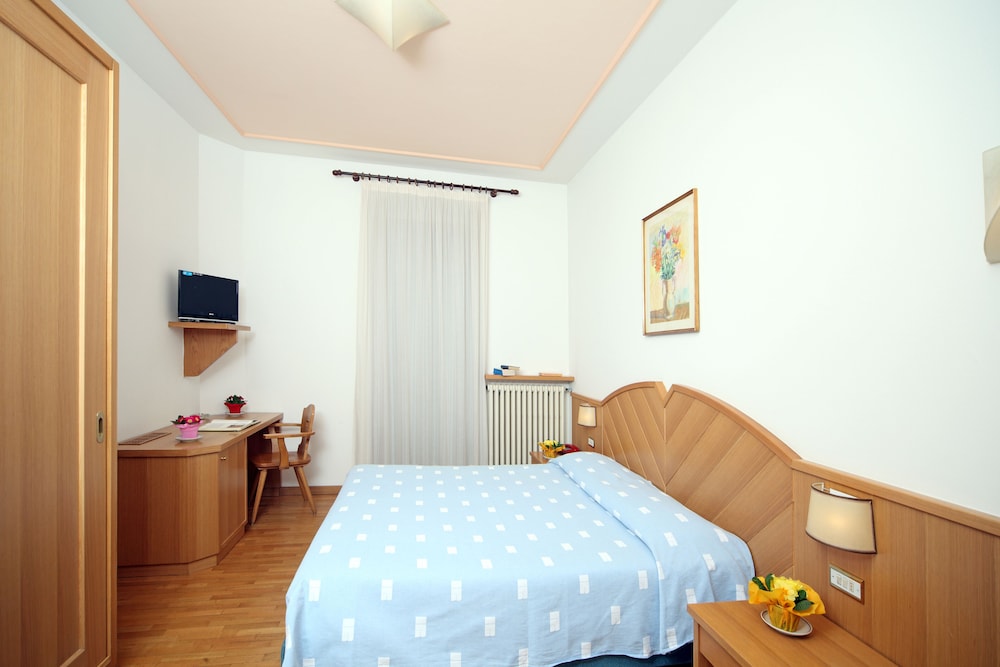 Hotel Dolomiti Pinzolo Double Room view 4
