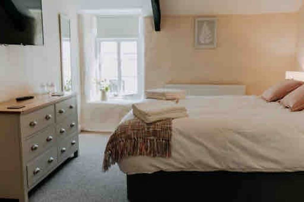 1 Courtyard Cottage With hot tub and Walled Garden