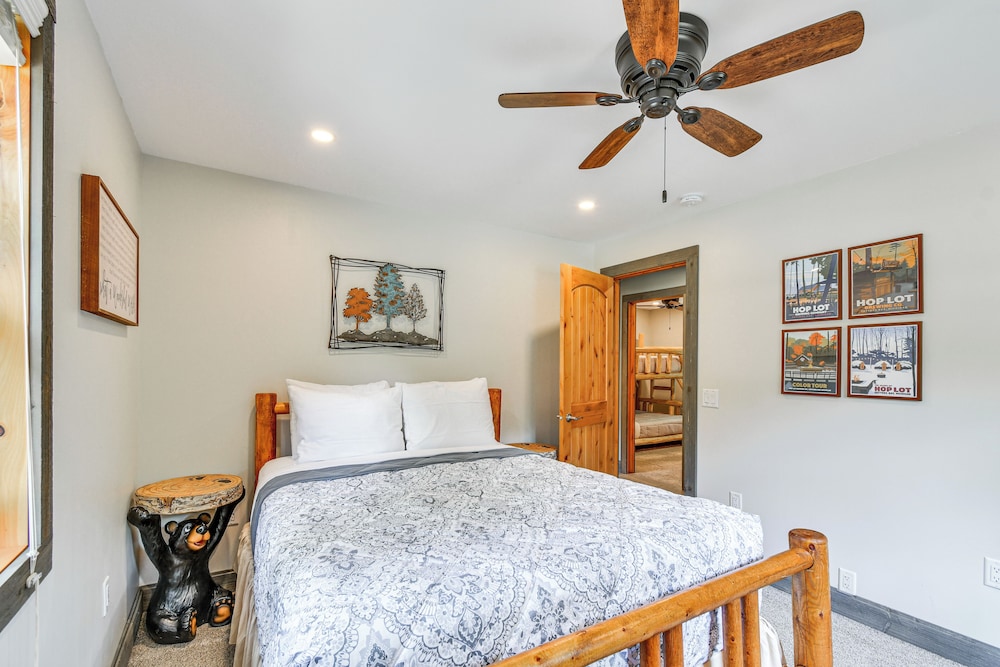 Woodsy 20-acre Retreat w/ Hot Tub in Mancelona
