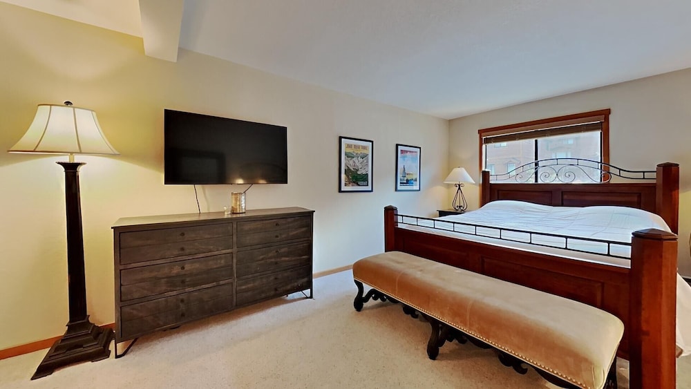 Boutique Complex Steps Away from Mammoth! Hike, Mountain Bike, Free WiFi and Free Parking! by RedAwning view 2