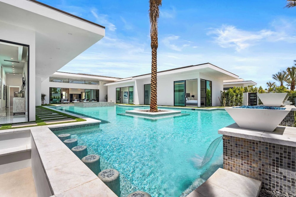 Sleeps 20 Pool, Hot Tub, & Pickleball Stay in Indio Bravo Villa #9