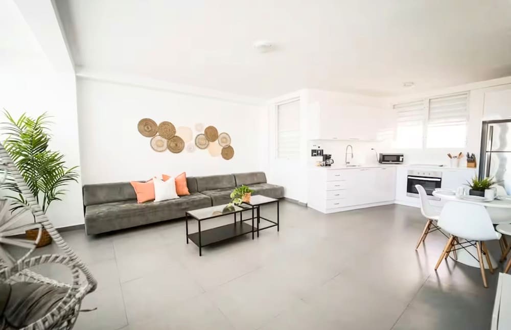 Centrally Located Sunny Apartment Walk to Beaches